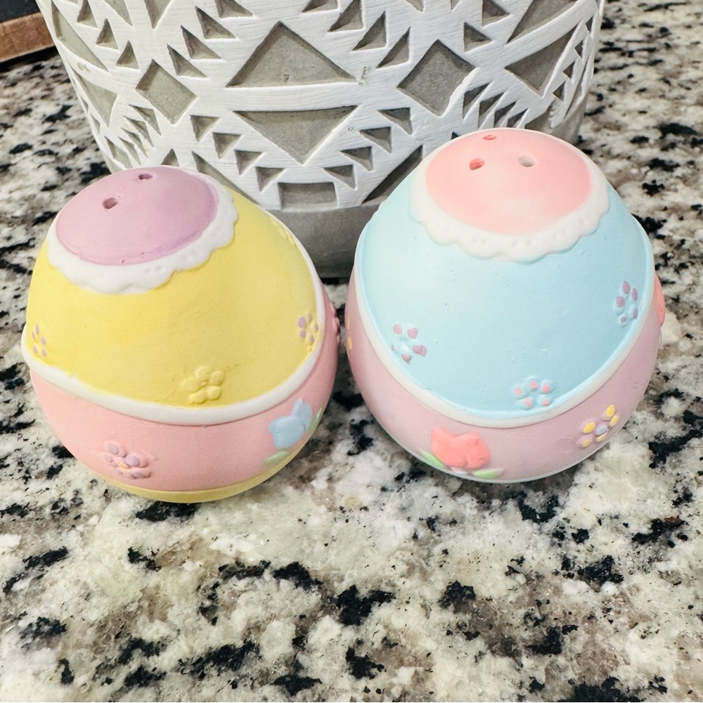 Vintage Russ Pastel Egg Salt and Pepper Shakers